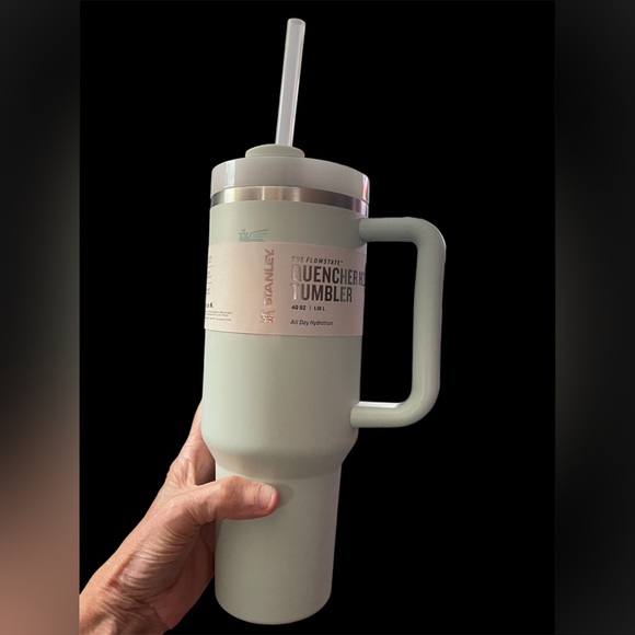 Stanley Mist 40 oz Quencher Flowstate Insulated tumbler w/ Handle,lid, & straw. - Picture 5 of 6